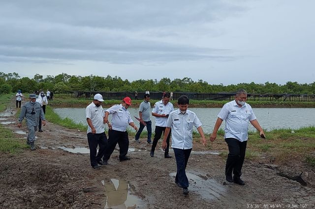 Kepala Bappeda dan Kepala OPD terkait meninjau rencana lokasi pembangunan Kantor Sistem Peringatan Dini Bakamla RI di Kec. Silo Laut, Rabu 18/8/2021.